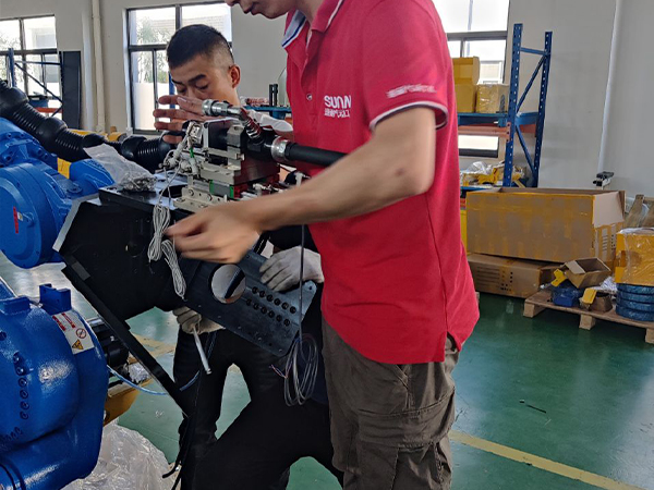 速耐机械臂铆螺母枪助力上海友升提效升级